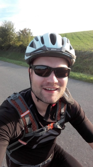 2018 年，罗杰斯的一名员工骑自行车上下班超过 1,620 公里（1,006 英里），以减少二氧化碳排放。