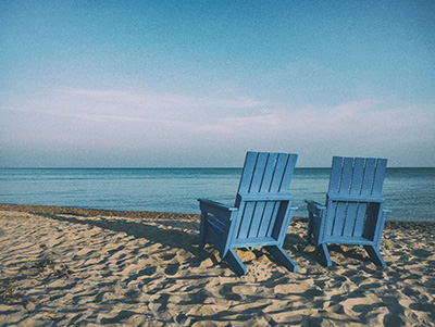 夏季沙滩上的蓝椅
