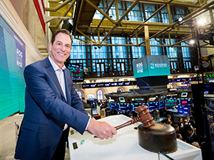 罗杰斯首席执行官在纽约证券交易所闭市时用木槌敲钟